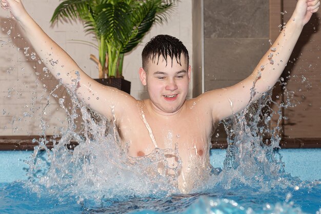 Szczęśliwa uśmiechnięta nastolatka pływa w basenie Sport i rekreacja Wakacje