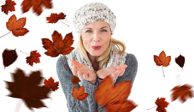 Szczęśliwa zimowa blondynka na tle jesiennych liści