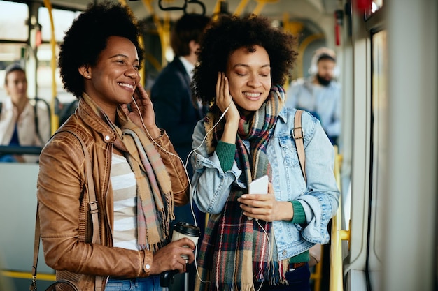 Szczęśliwe Afroamerykanki Słuchają Muzyki Podczas Dojazdów Autobusem