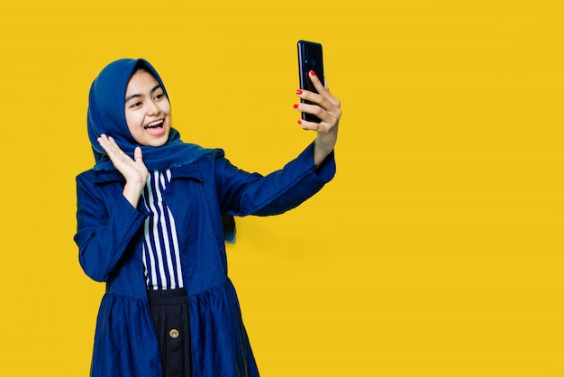 Szczęśliwe azjatyckie kobiety Zobacz telefony