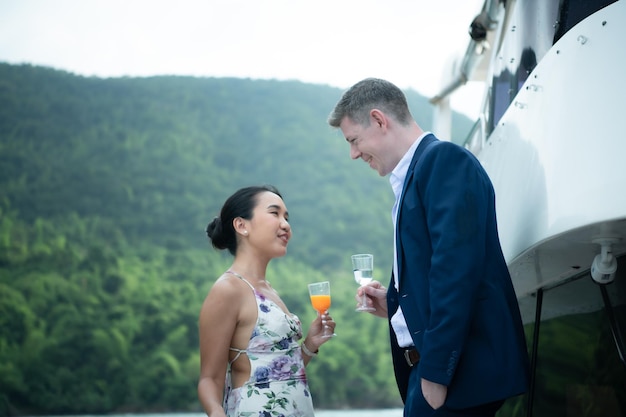 Szczęśliwe chwile międzyrasowych par na jachcie Para spędziła miesiąc miodowy na jednym z azjatyckich