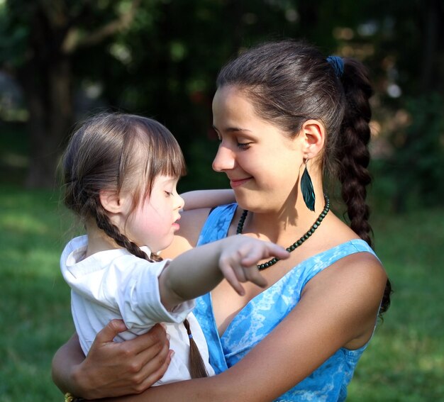 Szczęśliwe chwile rodzinne - Mama i dziecko dobrze się bawią.