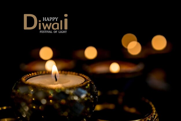 Zdjęcie szczęśliwe diwali lampy gliniane diya zapalone podczas hinduskiego festiwalu świateł dipavali kolorowe tradycyjne lampy naftowe diya na ciemnym tle skopiuj miejsce na tekst