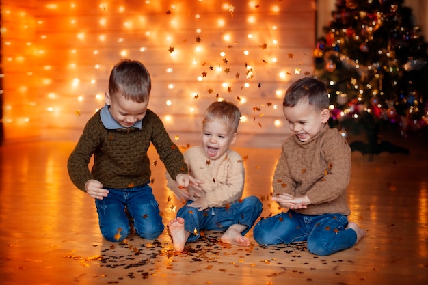Zdjęcie szczęśliwe dzieci bawiące się w boże narodzenie