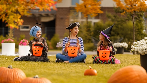 Szczęśliwe dzieci na imprezie Halloween Dzieci noszą kostiumy karnawałowe