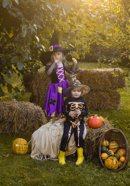 Szczęśliwe dzieci na imprezie Halloween Koncepcja wakacji dla dzieci na Halloween Dzieci siostra i brat z dynią