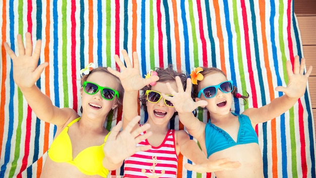 Szczęśliwe dzieci w basenie Śmieszne dzieci bawiące się na zewnątrz Koncepcja letnich wakacji