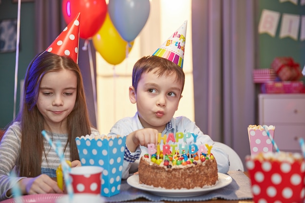 Szczęśliwe Dzieci W Czapkach Z Okazji Urodzin