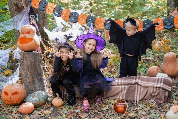 Szczęśliwe Dzieci W Kostiumach Na Halloween Bawiące Się W Halloweenowych Dekoracjach Na świeżym Powietrzu