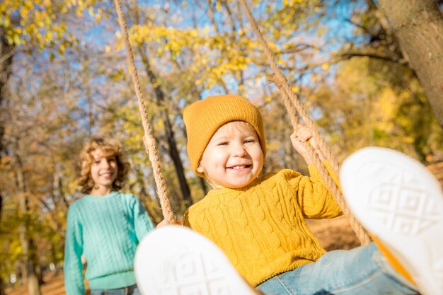 Szczęśliwe Dzieci, Zabawy Na świeżym Powietrzu W Jesiennym Parku