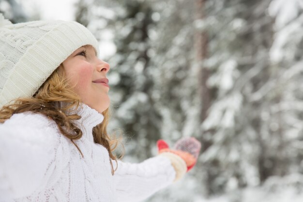 Szczęśliwe dziecko bawiące się na świeżym powietrzu. Dziecko zabawy w winter park. Koncepcja zdrowego, aktywnego stylu życia