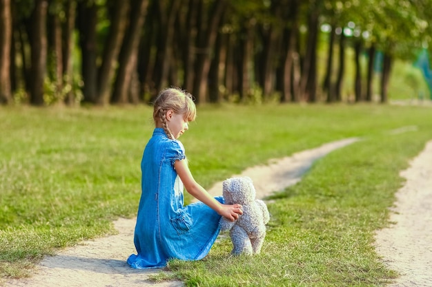 Szczęśliwe Dziecko Bawiące Się W Naturze Latem