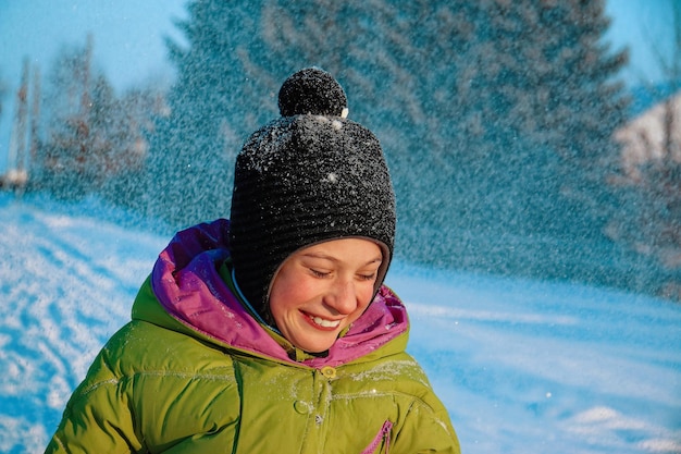 Szczęśliwe dziecko bez maski śmieje się i raduje na spacerze zimą Portret chłopca w słoneczny zimowy dzień