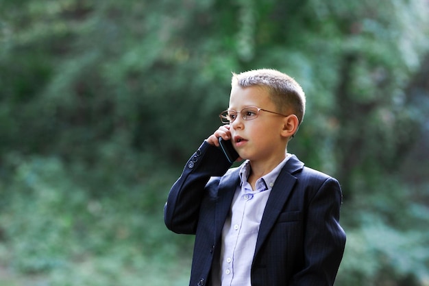 Szczęśliwe Dziecko Biznesmenów Emocje Na Przyrodzie W Parku Podróż