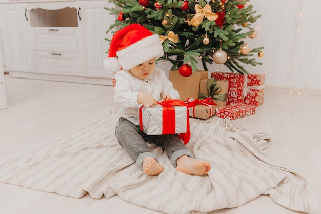Szczęśliwe dziecko dziewczynka trzyma Boże Narodzenie cukierki laski. Szczęśliwa mała dziewczynka szczęśliwa w przeddzień Bożego Narodzenia. Pełne nadziei dziecko. Sylwester.