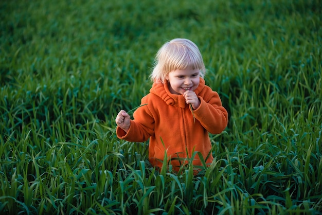 Szczęśliwe dziecko gra na trawie