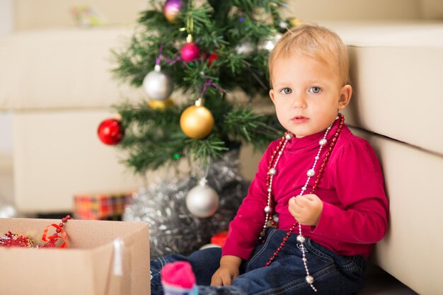 Szczęśliwe Dziecko W Pobliżu Choinki