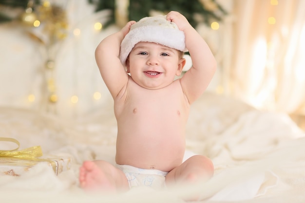 Szczęśliwe dziecko w świątecznym kapeluszu