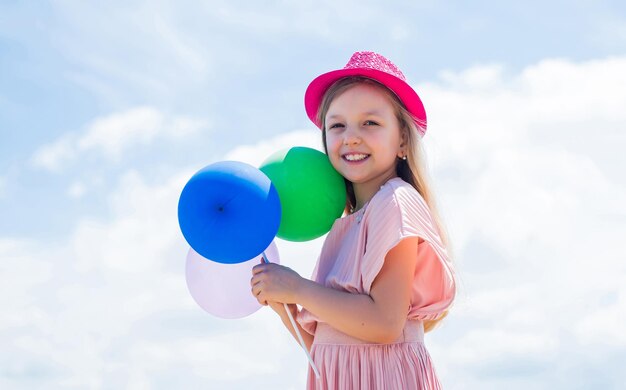 Szczęśliwe dziecko z balonami na wakacje, urodziny.