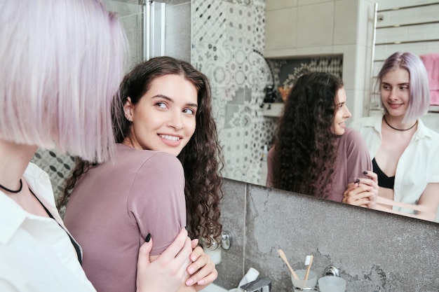 Szczęśliwe lesbijki w łazience