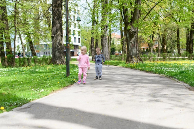 Szczęśliwe małe dzieci bawiące się w parku