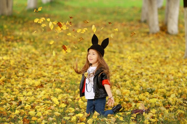 Szczęśliwe Małe Dziecko, Dziewczynka śmiejąc Się I Grając Jesienią Na Spacer Natury Na świeżym Powietrzu.