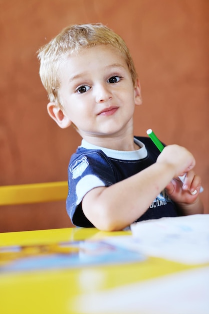 szczęśliwe małe dziecko gra i bawi się, lekcje edukacji na kolorowym placu zabaw w ogrodzie w pomieszczeniu