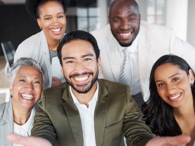 Szczęśliwe selfie i portret ludzi biznesu w biurze bawiących się podczas spotkania Różnorodność szczęścia i korporacyjny zespół przyjaciół z uśmiechem podczas robienia wspólnego zdjęcia w miejscu pracy