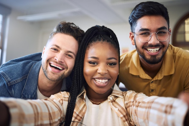 Szczęśliwe selfie lub twarze uczniów z uśmiechem na sukces w edukacji, budowanie zespołu, współpraca lub praca zespołowa Uczenie się różnorodności lub przyjaciele na stypendialny komiks portretowy lub zdjęcie szczęścia w klasie