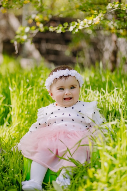 Szczęśliwe sześciomiesięczne dziecko pełne szczęścia uśmiechając się w ogrodzie