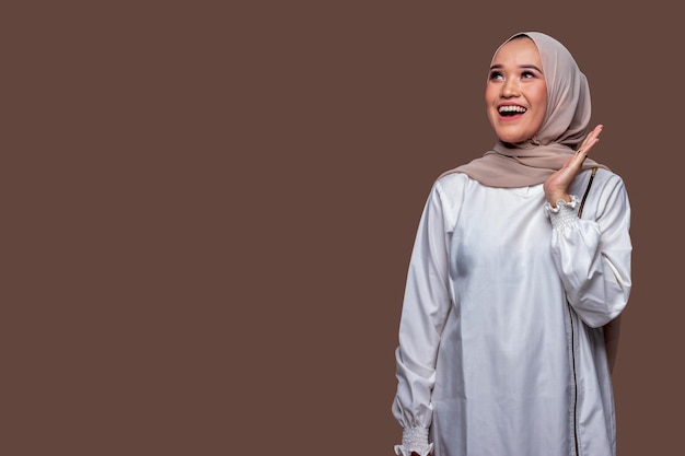 Szczęśliwe wyrażenia pięknych muzułmańskich kobiet noszących hidżab na białym tle na prostym tle.
