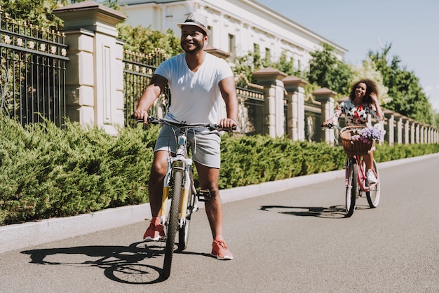 Szczęśliwego Afro Pary Kolarstwa Daty Amerykański Pojęcie