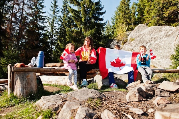 Szczęśliwego dnia Kanady. Rodzina matki z trójką dzieci organizuje wielkie święto flagi kanadyjskiej w górach.