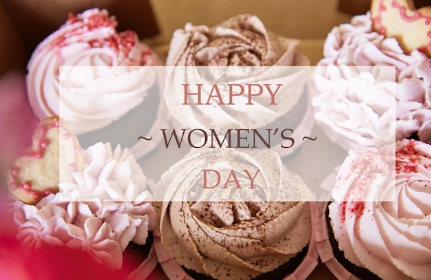 Szczęśliwego Dnia Kobiet tekst na estetycznych babeczkach Obecny życzący świętowania Międzynarodowego Dnia Kobiety