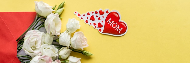 Szczęśliwego Dnia Matki Bukiet Eustoma Białe Kwiaty Czerwone Serce Na Jasnym Tle Wiosenne Kwiaty Na Dzień Matki