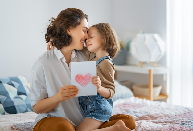 Szczęśliwego Dnia Matki Córka Gratuluje Mamie I Daje Jej Pocztówkę