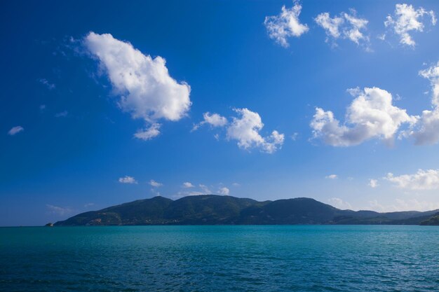 Szczęśliwego letniego dnia podróży koncepcja błękitne morze i niebo jasny obraz