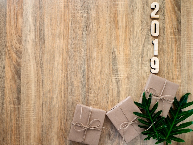 Szczęśliwego nowego roku 2019 dekoracyjne z pudełko na drewniane
