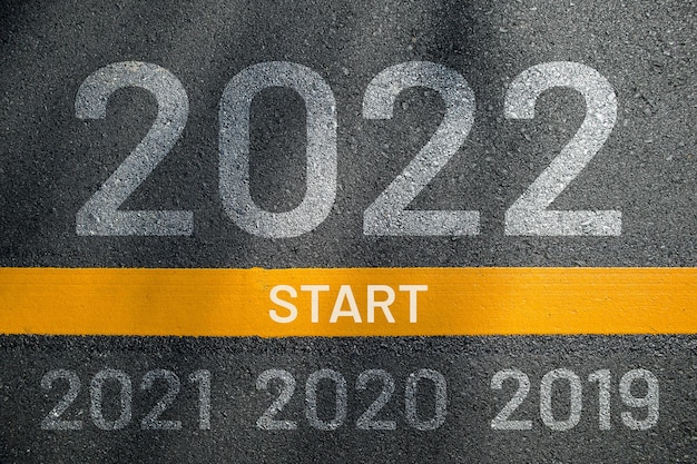 Szczęśliwego nowego roku 2022. droga do koncepcji celów 2022. tekst 2022 i 2021 napisany na tle drogi