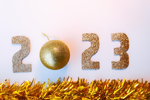 Szczęśliwego Nowego Roku 2023 Złote liczby Boże Narodzenie białe tło