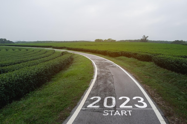 Szczęśliwego Nowego Roku 20232023 Symbolizuje Początek Nowego Roku List Rozpoczyna Nowy Rok 2023 Na Drodze W Przyrodzie świeża Zielona Herbata Gospodarstwo Górskie środowisko Ekologia Lub Zieleń Tapeta Koncepcja