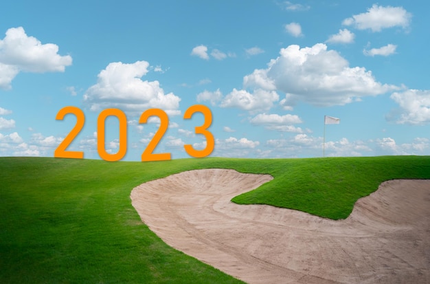 Szczęśliwego nowego roku 20232023 symbolizuje początek nowego roku List rozpoczyna nowy rok 2023 na polu golfowym na wsi chmury środowisko ekologia lub koncepcja tapety zieleni