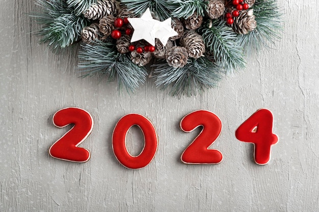 Szczęśliwego Nowego Roku 2024 Czerwone ciasteczka z imbirowym chlebem i świąteczny wieniec