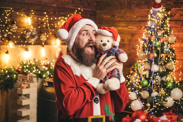Szczęśliwego Nowego Roku Mikołaj życzy Wesołych świąt Ostrokrzew Wesoły łup Bożego Narodzenia I Noel Brodaty Współczesny Mikołaj...