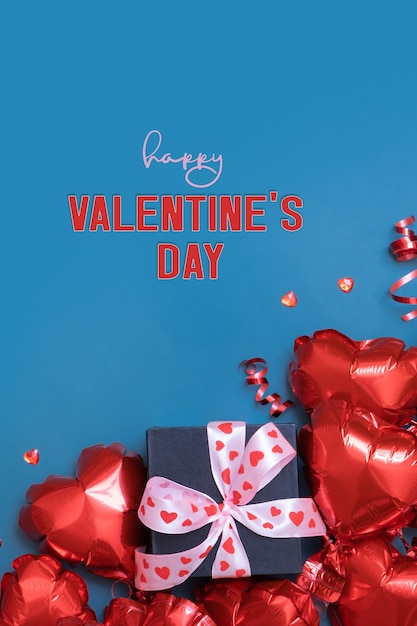 Szczęśliwego Walentynki tekst z pudełkiem i czerwonymi balonami w kształcie serca na niebieskim tle Walentynki kartkę z życzeniami
