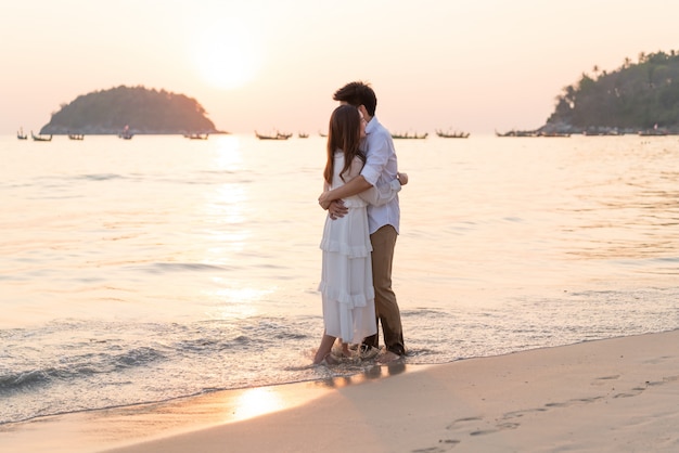 Szczęśliwej Pary Podróż Poślubna Na Tropikalnej Plaży W Lecie