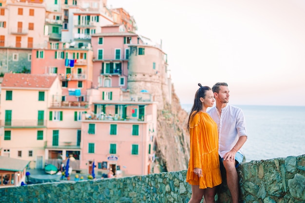 Szczęśliwej pary tła oszałamiająco wioska Manarola, Cinque Terre, Liguria, Włochy