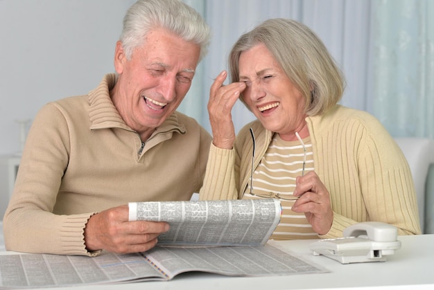 Zdjęcie szczęśliwej starszej pary czytelnicza gazeta