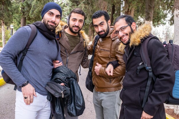 Szczęśliwi arabscy muzułmańscy przyjaciele cieszący się życiem na uniwersytecie