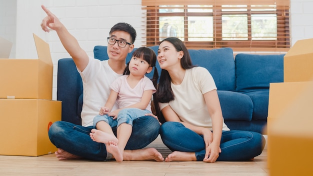 Szczęśliwi azjatyccy młodzi właściciele domów rodzinnych w nowym domu